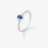 Anillo de oro blanco de 18K con zafiro azul 0,43 cts y 30 diamantes en talla brillante con un total de 0,32 cts
