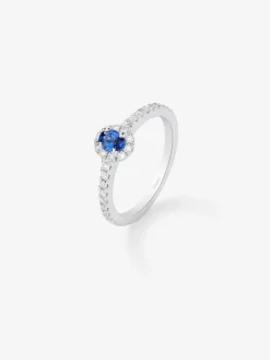 Anillo de oro blanco de 18K con zafiro azul 0,43 cts y 30 diamantes en talla brillante con un total de 0,32 cts