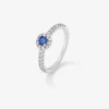 Anillo de oro blanco de 18K con zafiro azul en talla brillante de 0,4 cts y orla y brazo de 24 diamantes en talla brillante con un total de 0,3 cts