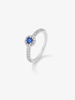 Anillo de oro blanco de 18K con zafiro azul en talla brillante de 0,4 cts y orla y brazo de 24 diamantes en talla brillante con un total de 0,3 cts