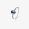 Anillo de oro blanco de 18K con zafiro azul 0,6 cts y 28 diamantes en talla brillante con un total de 0,39 cts