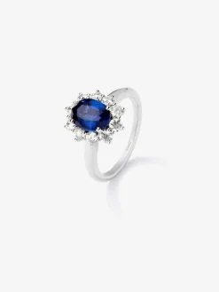 Anillo de oro blanco de 18K con zafiro azul en talla oval de 1,5 cts y 12 diamantes en talla brillante con un total de 0,53 cts