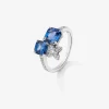 Anillo de oro blanco de 18K con 2 zafiros azules en talla octogonal con un total de 1,09 cts y 17 diamantes en talla brillante con un total de 0,16 cts