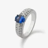 Anillo de oro blanco de 18K con zafiro azul vivid en talla oval de 1,292 cts y 32 diamantes en talla brillante con un total de 0,6 cts