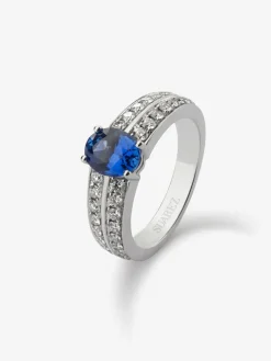 Anillo de oro blanco de 18K con zafiro azul vivid en talla oval de 1,292 cts y 32 diamantes en talla brillante con un total de 0,6 cts