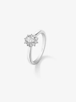 Anillo de oro blanco de 18K con diamante blanco central en talla oval de 0,3 cts y orla de 10 diamantes en talla brillante con un total de 0,18 cts