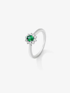 Anillo de oro blanco de 18K con esmeralda verde en talla oval y diamantes blancos en talla brillante
