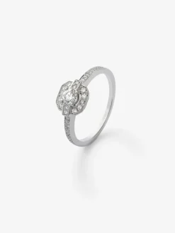 Anillo de oro blanco de 18K con diamante central en talla brillante de 0,5 cts y orla y brazo de 32 diamantes en talla brillante con un total de 0,32 cts