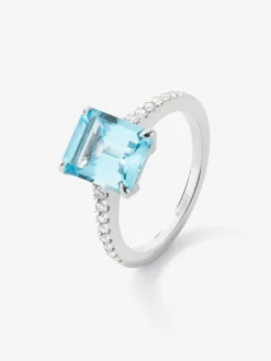 Anillo de oro blanco de 18K con topacio azul sky en talla octogonal de 3,42 cts y diamantes en talla brillante con un total de 0,19 cts