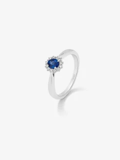 Anillo de oro blanco de 18K con zafiro azul royal en talla oval y diamantes en talla brillante