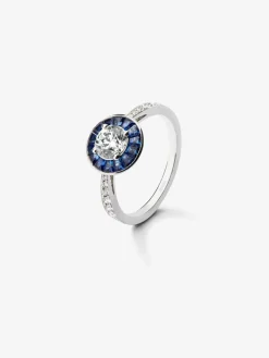 Anillo de oro blanco de 18K con 15 diamantes en talla brillante con un total de 0,88 cts y 14 zafiros azules en talla trapecio con un total de 0,67 cts