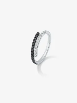 Anillo de oro blanco de 18K con 14 diamantes blancos en talla brillante con un total de 0,17 cts y 14 diamantes negros en talla brillante con un total de 0,19 cts