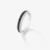 Anillo de oro blanco de 18K con 17 diamantes en talla brillante con un total de 0,24 cts y 17 diamantes negros en talla brillante con un total de 0,27 cts