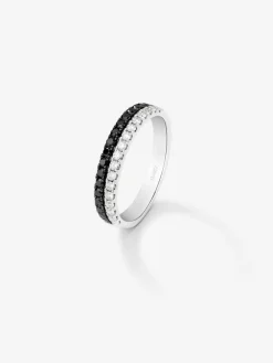 Anillo de oro blanco de 18K con 17 diamantes en talla brillante con un total de 0,24 cts y 17 diamantes negros en talla brillante con un total de 0,27 cts