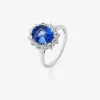 Anillo de oro blanco de 18K con zafiro azul royal en talla oval de 2,33 cts y orla de 12 diamantes en talla brillante con un total de 0,52 cts