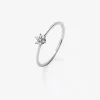 Anillo de oro blanco de 18K con 7 diamantes en talla brillante con un total de 0,07 cts y forma de estrella