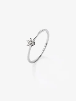 Anillo de oro blanco de 18K con 7 diamantes en talla brillante con un total de 0,07 cts y forma de estrella
