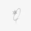 Anillo de oro blanco de 18K con 7 diamantes en talla brillante con un total de 0,24 cts y forma de estrella