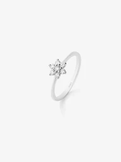 Anillo de oro blanco de 18K con 7 diamantes en talla brillante con un total de 0,24 cts y forma de estrella