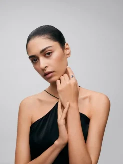 Anillo de oro blanco de 18K con zafiro azul en talla pera de 4,17 cts y 34 diamantes en talla brillante con un total de 0,63 cts