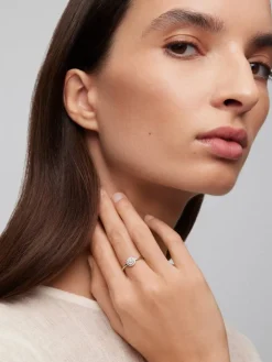 Anillo de oro blanco de 18K con 31 diamantes en talla brillante con un total de 0,19 cts