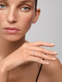 Anillo de oro blanco de 18K con diamante central en talla brillante de 0,1 cts y 28 diamantes en talla brillante con un total de 0,2 cts