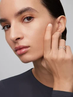 Anillo de oro blanco de 18K con 40 diamantes en talla brillante con un total de 0,32 cts