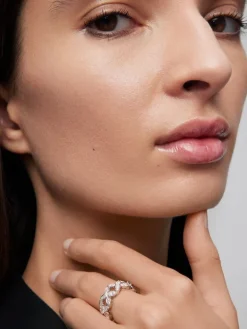 Anillo de oro blanco de 18K con 45 diamantes en talla brillante con un total de 1,05 cts