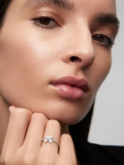 Anillo de oro blanco de 18K con 31 diamantes en talla brillante con un total de 0,34 cts