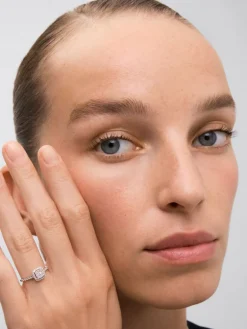 Anillo de oro blanco de 18K con 43 diamantes en talla brillante con un total de 0,31 cts