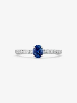 Anillo de oro blanco de 18K con zafiro oval de 0,63 cts y 16 diamantes en talla brillante con un total de 0,21 cts