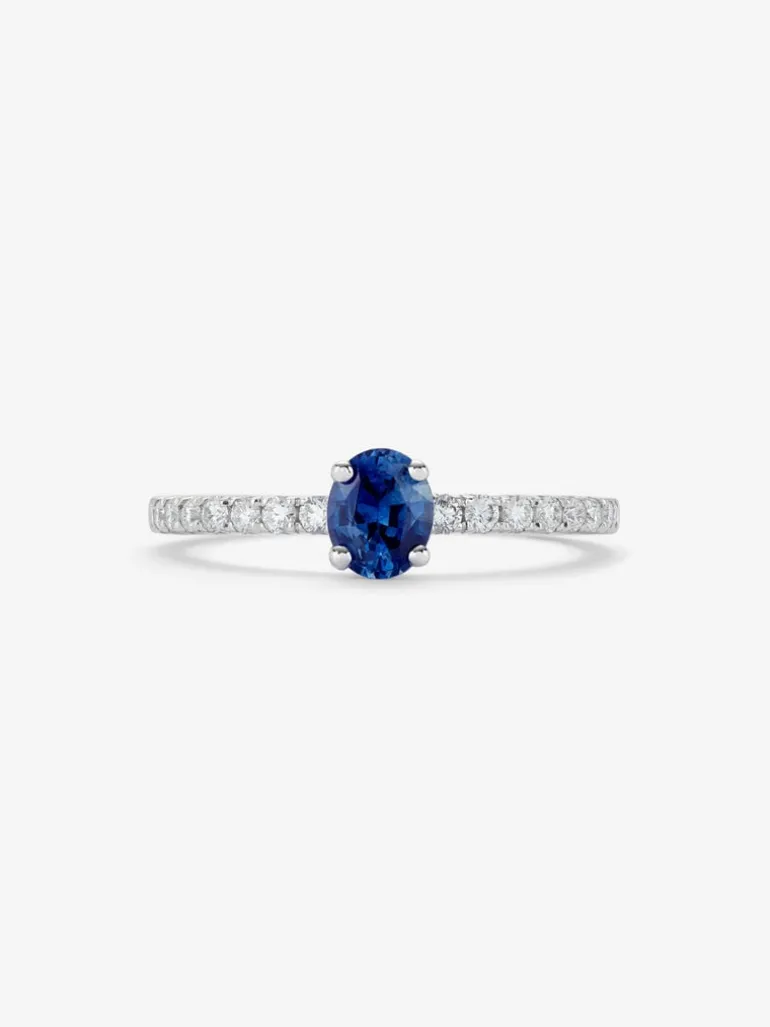 Anillo de oro blanco de 18K con zafiro oval de 0,63 cts y 16 diamantes en talla brillante con un total de 0,21 cts