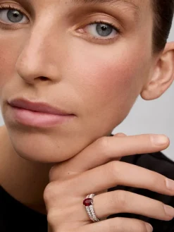 Anillo de oro blanco de 18K con rub&iacute; en talla oval de 0,52 cts y 52 diamantes en talla brillante con un total de 0,19 cts