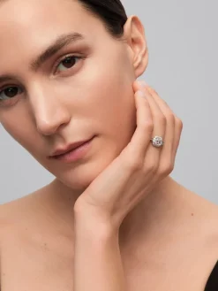 Anillo de oro blanco de 18K con diamante central en talla asscher de 1,51 cts, 2 diamantes en talla princesa con un total de 0,18 cts y 32 en talla brillante con un total de 0,26 cts