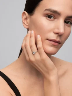 Anillo de oro blanco de 18K con un diamante en talla brillante central de 0,4 cts y 34 diamantes en talla brillante con un total de 0,24 cts