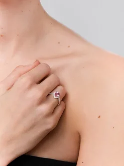 Anillo de oro blanco de 18K con zafiro rosa en talla pera de 1,83 cts y 32 diamantes en talla brillante con un total de 0,43 cts