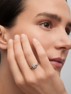 Anillo de oro blanco de 18K con diamante central en talla brillante de 0,4 cts y orla con 2 diamantes en talla baguette con un total de 0,14 cts y 30 en talla brillante con un total de 0,19 cts