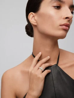 Anillo de oro blanco de 18K con 23 diamantes en talla brillante con un total de 1,64 cts