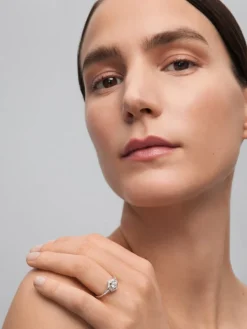 Anillo de oro blanco de 18K con un diamante central en talla brillante de 0,31 cts; 2 en talla baguette con un total de 0,085 cts y 26 en talla brillante con un total de 0,175cts
