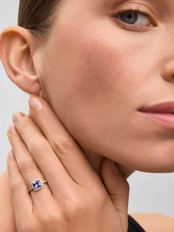 Anillo de oro blanco de 18K con tanzanita en talla cushion de 1,17 cts y 38 diamantes en talla brillante con un total de 0,31 cts