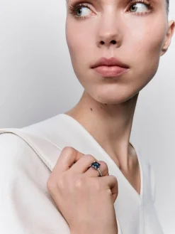 Anillo de oro blanco de 18K con topacio azul london en talla cushion de 3,8 cts y 12 diamantes en talla brillante con un total de 0,29 cts