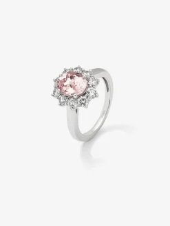 Anillo de oro blanco de 18K con morganita rosa en talla oval de 1,6 cts y 10 diamantes en talla brillante con un total de 0,96 cts