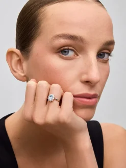 Anillo de oro blanco de 18K con aguamarina en talla oval de 1,08 cts y 10 diamantes en talla brillante con un total de 0,63 cts