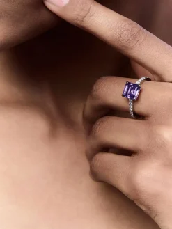 Anillo de oro blanco de 18K con amatista morada en talla radiant de 1,79 cts y 18 diamantes en talla brillante con un total de 0,18 cts