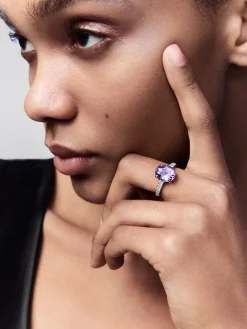 Anillo de oro blanco de 18K con amatista morada en talla oval de 3,51 cts y 14 diamantes en talla brillante con un total de 0,32 cts