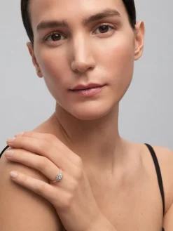 Anillo de oro blanco de 18K con diamantes en talla brillante de 0,37 cts