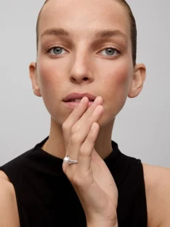 Anillo de oro blanco de 18K con perla akoya de 8mm y 60 diamantes en talla brillante con un total de 0,23 cts