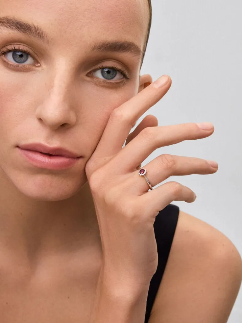 Anillo de oro blanco de 18K con rubí 0,45 cts y diamantes 0,2 cts