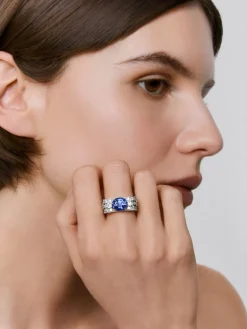 Anillo de oro blanco de 18K con zafiro azul en talla oval 3,69 cts y 52 diamantes en talla princesa y brillante con un total de 1,71 cts