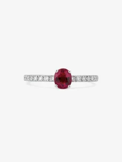 Anillo de oro blanco de 18K con rub&iacute; rojo en talla oval de 0,63 cts y 16 diamantes en talla brillante con un total de 0,22 cts